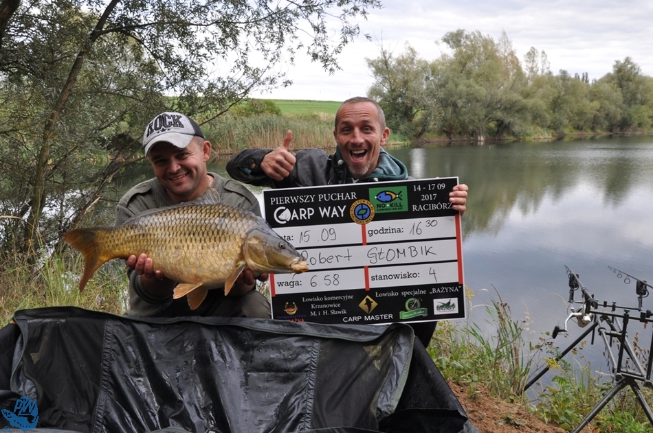 Robert Głombik i&nbsp;Adam Buńczuk podczas zawod&oacute;w karpiowych o &bdquo;I Puchar Carp Way&rdquo;, rozegranych w&nbsp;dniach 14-17. września 2017 r. na&nbsp;łowisku typu &bdquo;NO KILL&rdquo; Nr 657 Ostr&oacute;g Staw Nr 5 w&nbsp;Raciborzu<br /><i>autor: Jan Komarnicki</i>