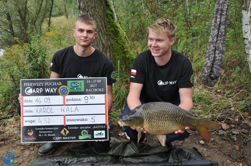 Fabian Stroka i&nbsp;Karol Wala podczas zawod&oacute;w karpiowych o &bdquo;I Puchar Carp Way&rdquo;, rozegranych w&nbsp;dniach 14-17. września 2017 r. na&nbsp;łowisku typu &bdquo;NO KILL&rdquo; Nr 657 Ostr&oacute;g Staw Nr 5 w&nbsp;Raciborzu<br /><i>autor: Jan Komarnicki</i>