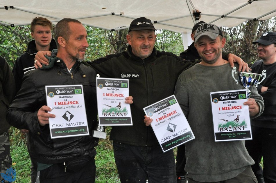 &bdquo;Pierwszy Puchar Carp Way&rdquo; zdobyła drużyna w&nbsp;składzie Robert Głombik i&nbsp;Adam Buńczuk ze stanowiska Nr 4, kt&oacute;ra złowiła 3 karpie o łącznej wadze 17,31 kg (6,58; 5,89; 4,84;)<br /><i>autor: Udostępnił Jan Komarnicki</i>